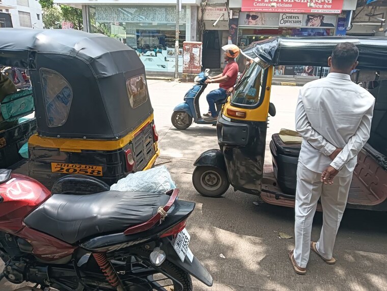  Parking, patel-society Commercial Shop 300 Sq.Ft. In Vile Parle East Mumbai 10614350
