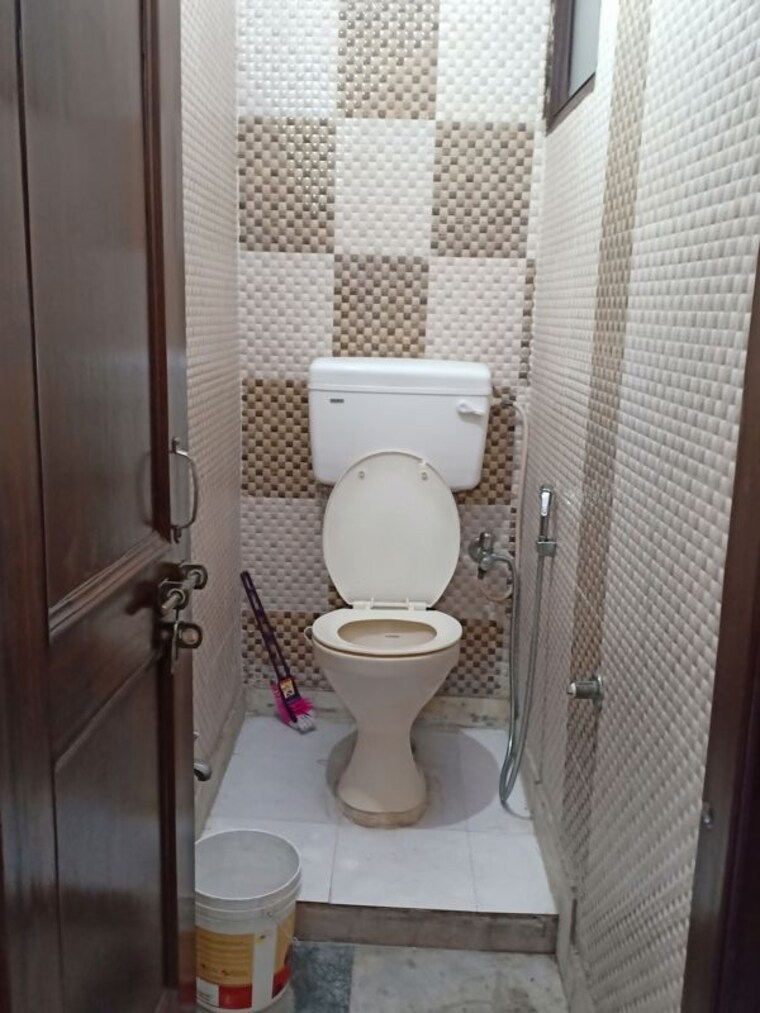 Bathroom, khirki extension 1 Bedroom 550 Sq.Ft. Apartment In Khirki Extension Delhi 10614442