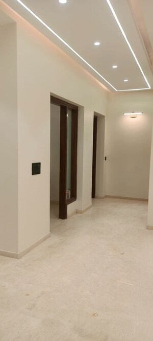 Room in 3 BHK Builder Floor at Shivalik Colony – for Rent