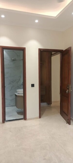 Room in 3 BHK Builder Floor at Shivalik Colony – for Rent