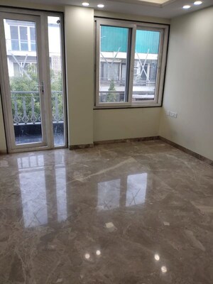 Room in 4 BHK Apartment at Greater Kailash I – for Rent