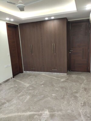 Room in 4 BHK Apartment at Greater Kailash I – for Rent