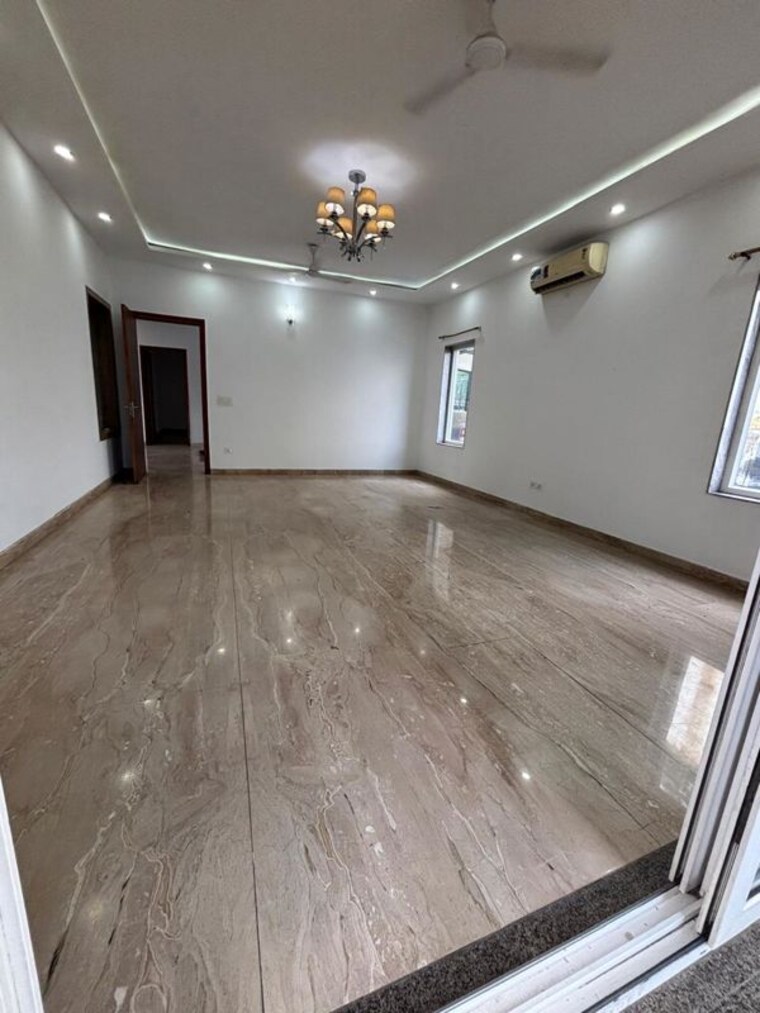Room, sainik farm 4 Bedroom 1200 Sq.Ft. Independent House In Sainik Farm Delhi 10614557
