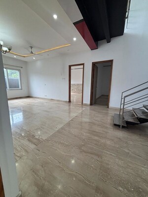 Room in 4 BHK Independent House at Sainik Farm – for Rent