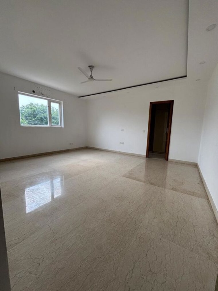 Room, sainik farm 4 Bedroom 1200 Sq.Ft. Independent House In Sainik Farm Delhi 10614557