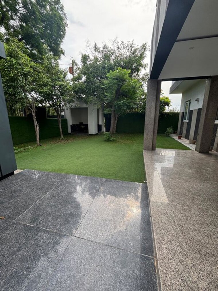  Parking, sainik farm 4 Bedroom 1200 Sq.Ft. Independent House In Sainik Farm Delhi 10614557