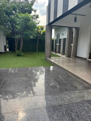 Parking in 4 BHK Independent House at Sainik Farm – for Rent