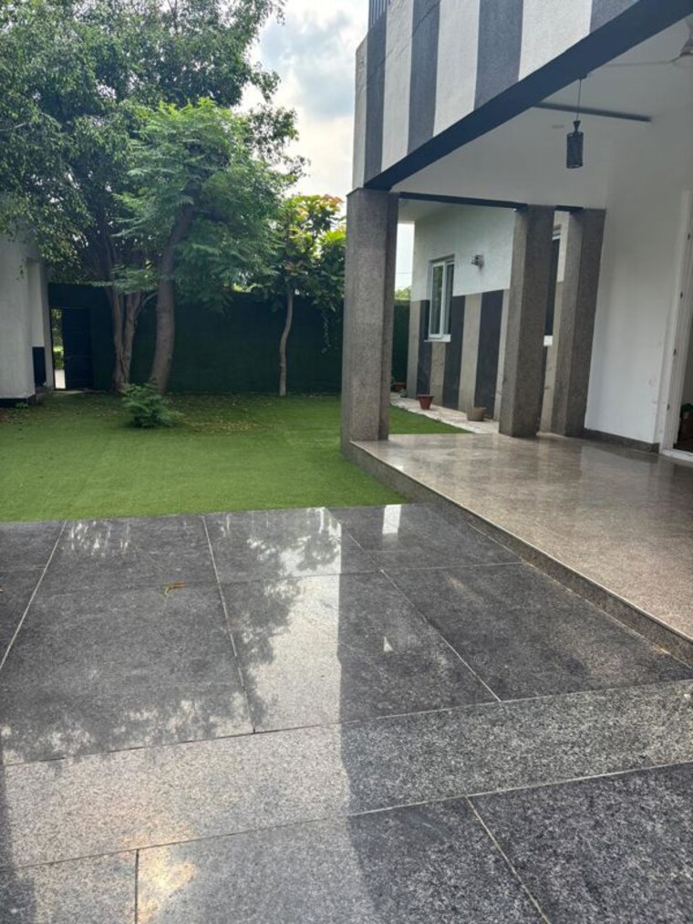  Parking, sainik farm 4 Bedroom 1200 Sq.Ft. Independent House In Sainik Farm Delhi 10614557