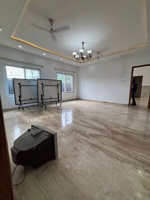 Room in 4 BHK Independent House at Sainik Farm – for Rent