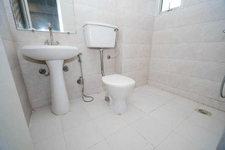 Bathroom, gaur-city-4th-avenue 2.5 Bedroom 1175 Sq.Ft. Apartment In Sector 4 Greater Noida Greater Noida 10614553