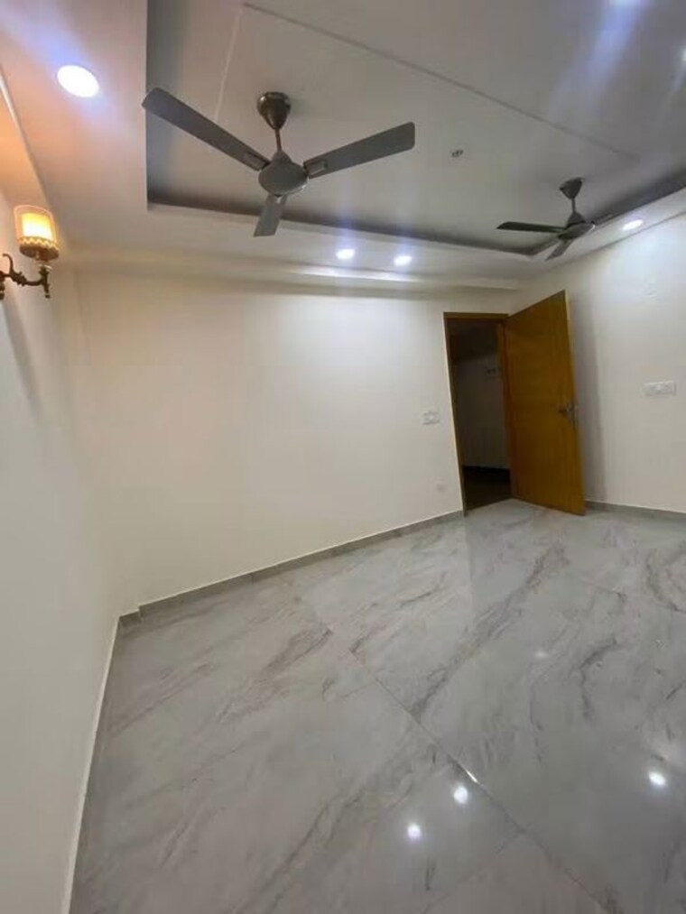 Room, freedom fighters enclave 2 Bedroom 1050 Sq.Ft. Apartment In Freedom Fighters Enclave Delhi 10614628