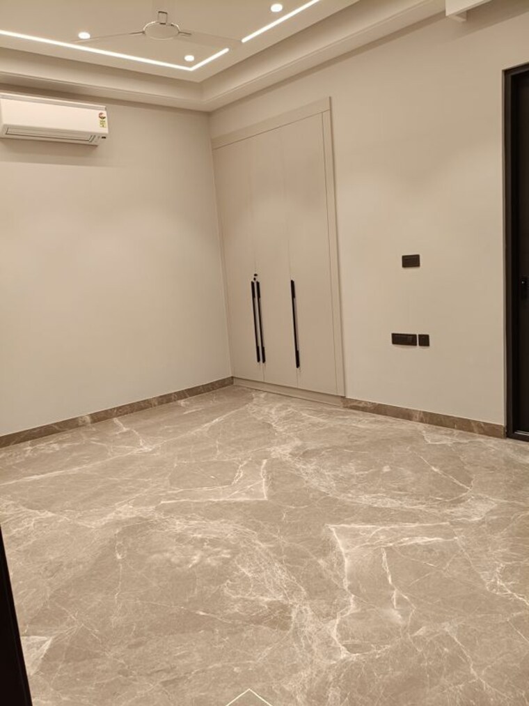 Room, maharani bagh 4 Bedroom 800 Sq.Yd. Builder Floor In Maharani Bagh Delhi 10614536