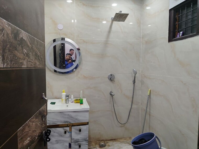 Bathroom, arjun nagar 3 Bedroom 110 Sq.Yd. Builder Floor In Arjun Nagar Delhi 10614622