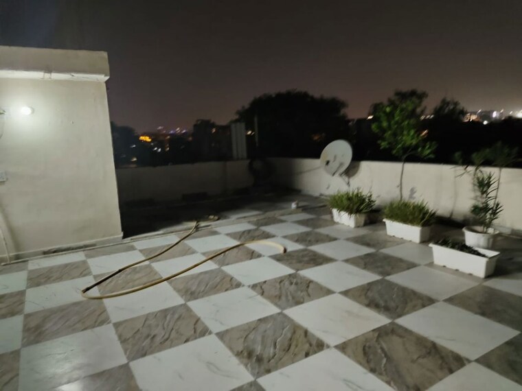 Terrace, arjun nagar 3 Bedroom 110 Sq.Yd. Builder Floor In Arjun Nagar Delhi 10614622