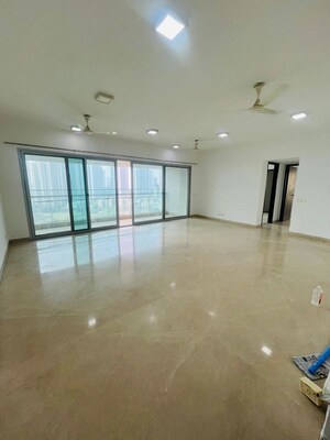 Room in 4 BHK Apartment at DB Woods, Goregaon East – for Rent