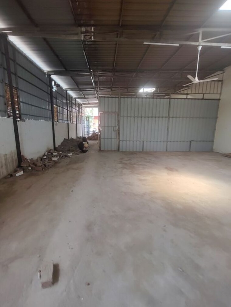 Room, sector 63 Commercial Warehouse 2500 Sq.Ft. In Sector 63 Noida 10614673