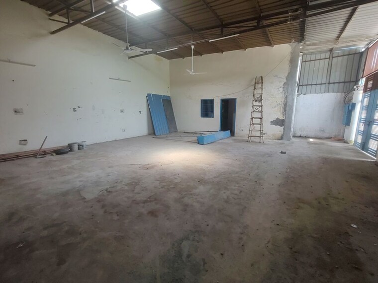 Room, sector 63 Commercial Warehouse 2500 Sq.Ft. In Sector 63 Noida 10614673
