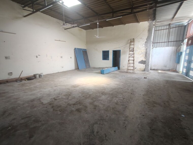 Room, sector 63 Commercial Warehouse 2500 Sq.Ft. In Sector 63 Noida 10614673