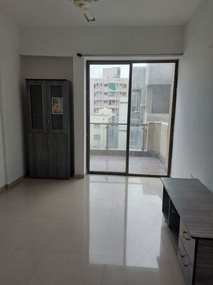 Room in 2 BHK Apartment at Gulmohar Goldcoast, Kharadi – for Rent