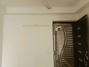 Room in 2 BHK Apartment at Gaur City 7th Avenue, Sector 4 Greater Noida – for Rent