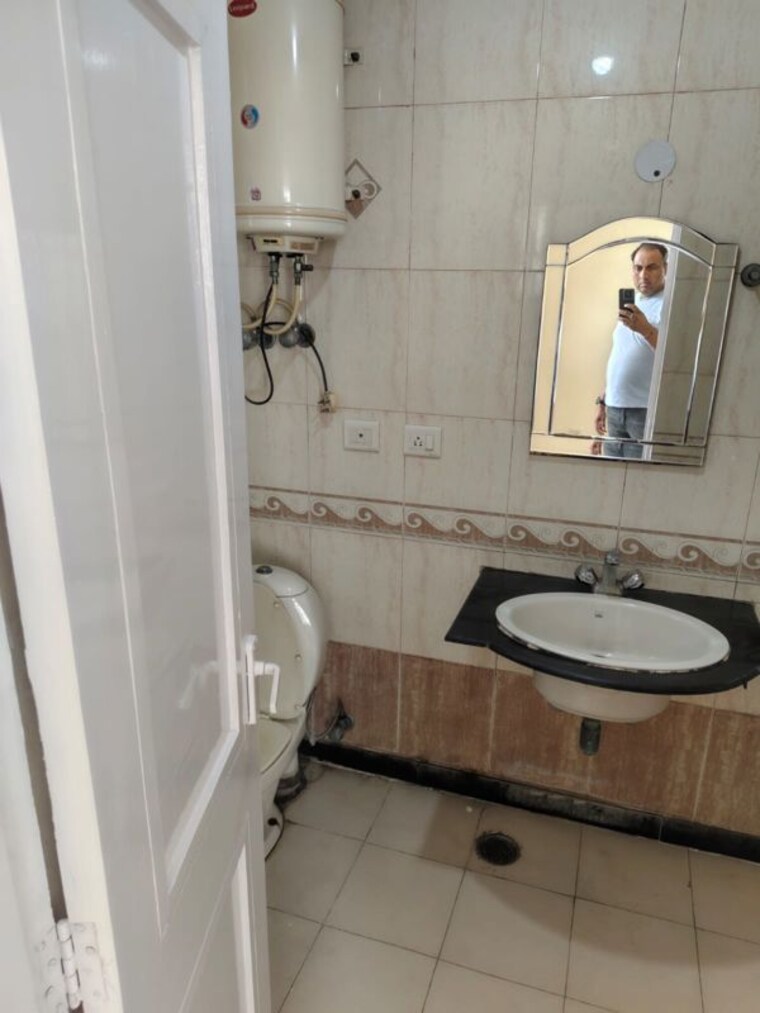 Bathroom, cghs-hewo-apartments 3 Bedroom 2200 Sq.Ft. Apartment In Sector 56 Gurgaon 10614859