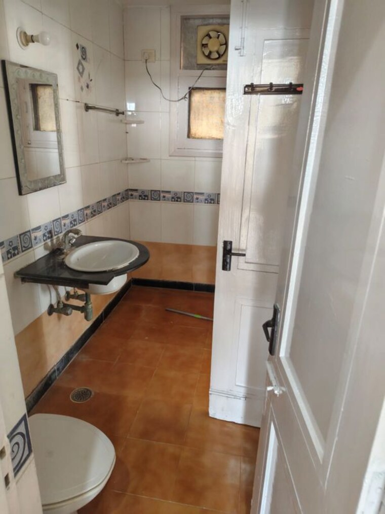 Bathroom, cghs-hewo-apartments 3 Bedroom 2200 Sq.Ft. Apartment In Sector 56 Gurgaon 10614859