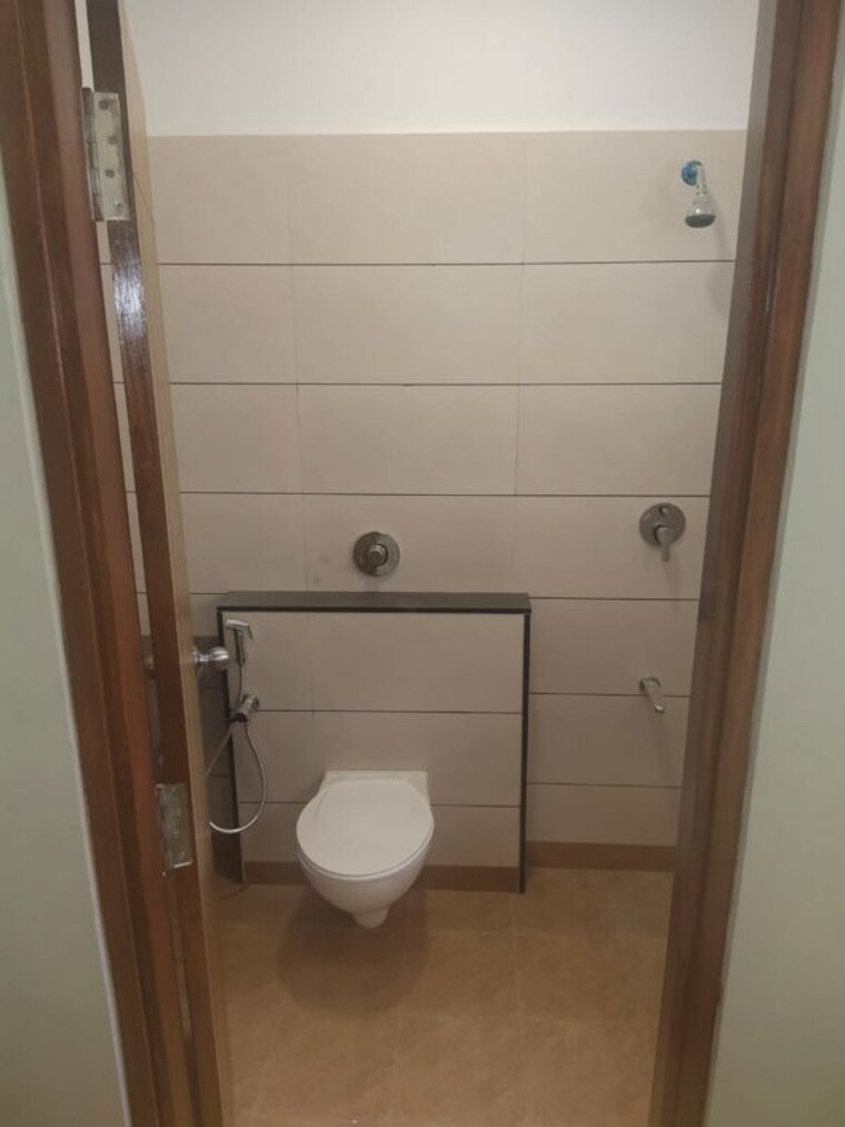 Bathroom, radhe-shyam-harmony 3 Bedroom 950 Sq.Ft. Apartment In Gotri Vadodara 10614928