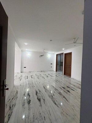 Room in 3 BHK Builder Floor at Sector 57 – for Rent