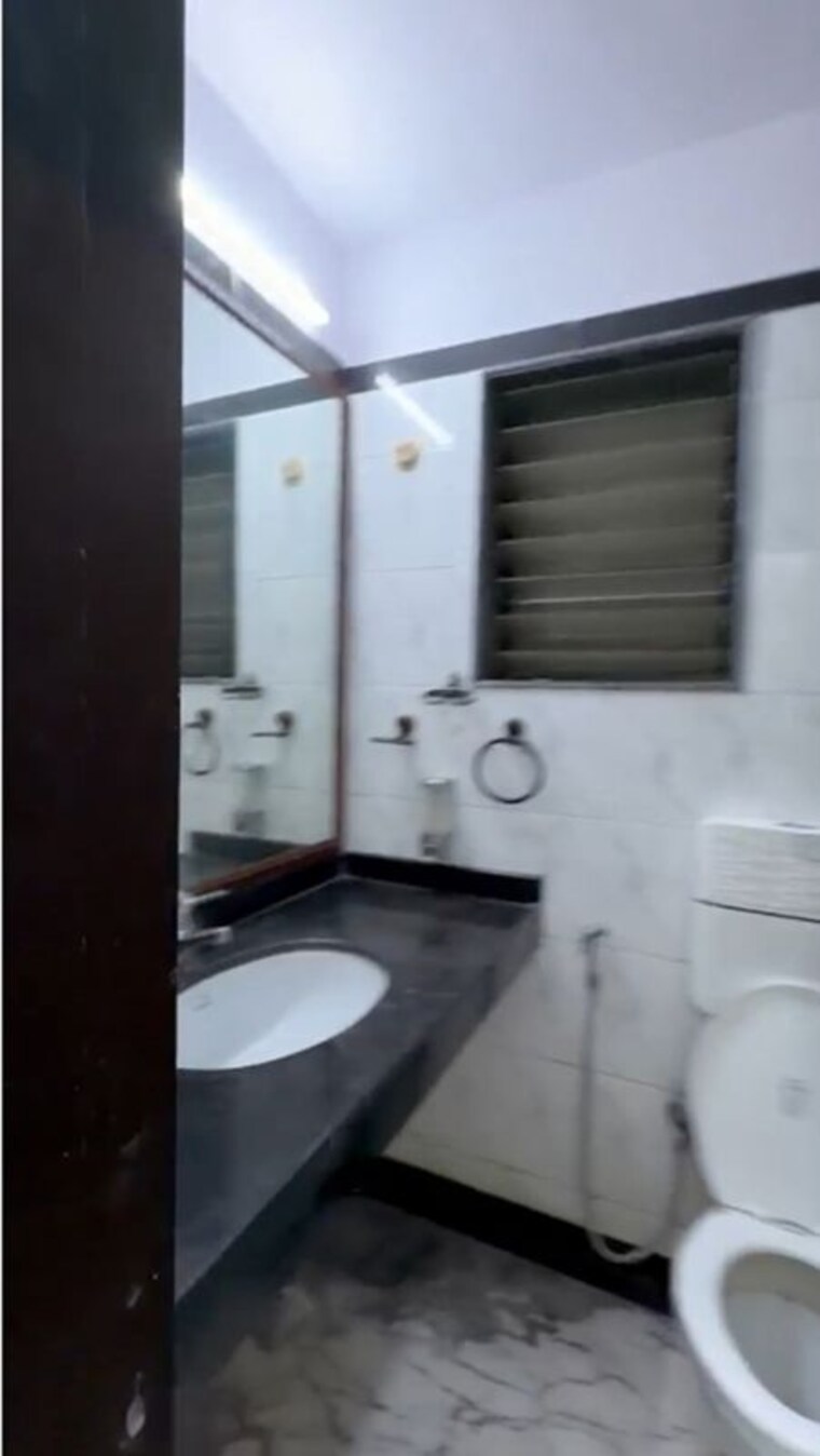 Bathroom, chembur 2 Bedroom 900 Sq.Ft. Apartment In Chembur Mumbai 10615046