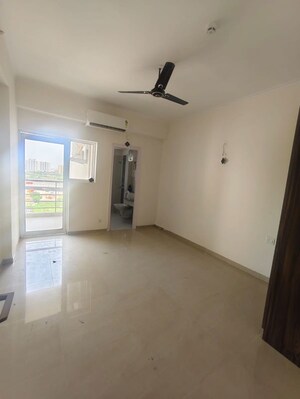 Room in 3.5 BHK Apartment at Assotech Blith, Sector 99 – for Rent