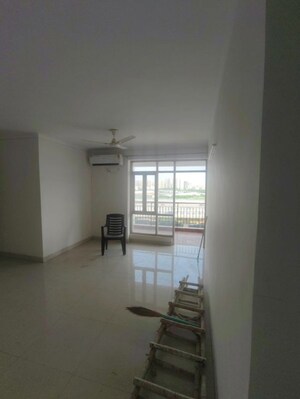 Room in 4 BHK Apartment at Pareena Express Heights, Sector 99 – for Rent