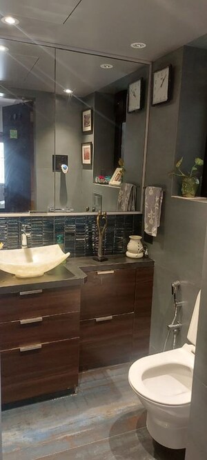 Team Area in 3 BHK Apartment at Prabhadevi – for Sale