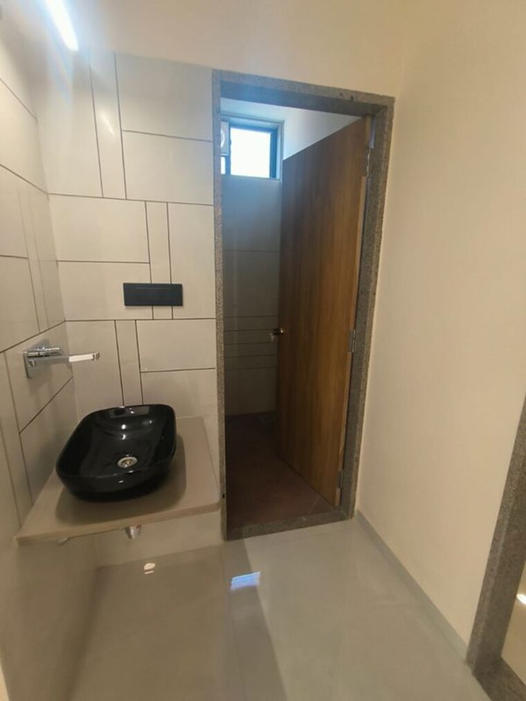 Bathroom, brahma-the-wingz 3 Bedroom 1270 Sq.Ft. Apartment In Subhanpura Vadodara 10615105