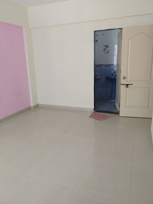Room in 3 BHK Apartment at Kool Homes Green Valley, Bavdhan – for Rent