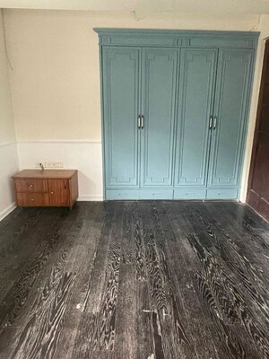 Room in 3 BHK Apartment at Khar West – for Rent