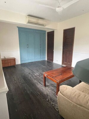 Room in 3 BHK Apartment at Khar West – for Rent