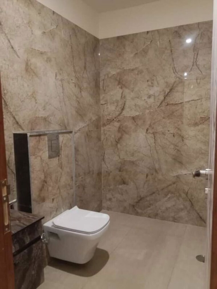 Bathroom, sector 22 4 Bedroom 2500 Sq.Ft. Builder Floor In Sector 22 Gurgaon 10615195