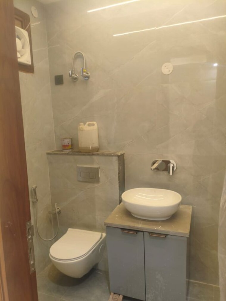 Bathroom, malviya nagar 3 Bedroom 1000 Sq.Ft. Builder Floor In Malviya Nagar Delhi 10615257