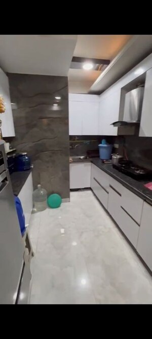Team Area in 3 BHK Builder Floor at Mahavir Enclave – for Sale