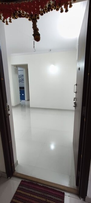 Room in 1 BHK Apartment at Raunak Unnathi Woods Phase 7 A And B, Ghodbunder Road – for Rent