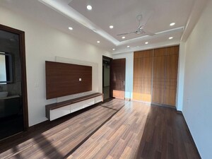 Room in 4 BHK Builder Floor at Ansal Sushant Lok I, Sector 43 – for Rent
