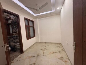 Room in 4 BHK Builder Floor at Ansal Sushant Lok I, Sector 43 – for Rent