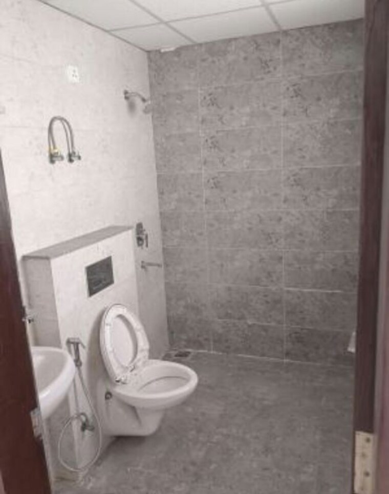 Bathroom, omaxe-royal-residency-faridabad 3 Bedroom 1925 Sq.Ft. Apartment In Sector 79 Faridabad 10610512