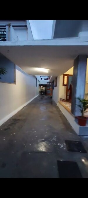 Parking in 5 BHK Independent House at Krishna Nagar – for Rent