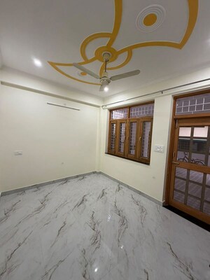 Room in 5 BHK Independent House at Krishna Nagar – for Rent