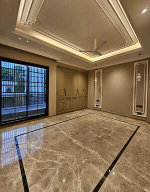 Room in 3 BHK Builder Floor at Sushant Lok I – for Rent
