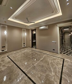Room in 3 BHK Builder Floor at Sushant Lok I – for Rent