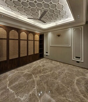 Room in 3 BHK Builder Floor at Sushant Lok I – for Rent