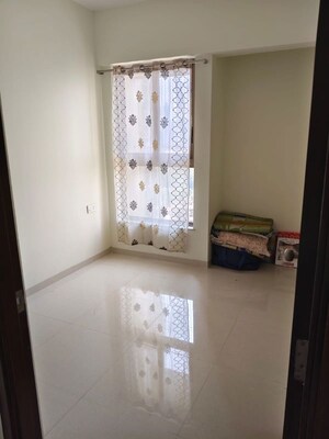 Room in 2 BHK Apartment at Kalpataru Paramount, Kapur Bawdi – for Rent