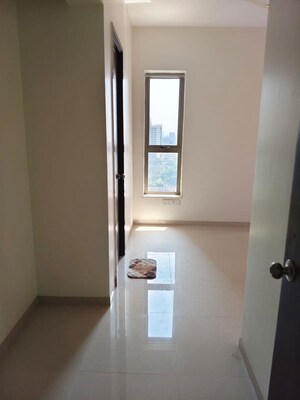 Room in 2 BHK Apartment at Kalpataru Paramount, Kapur Bawdi – for Rent